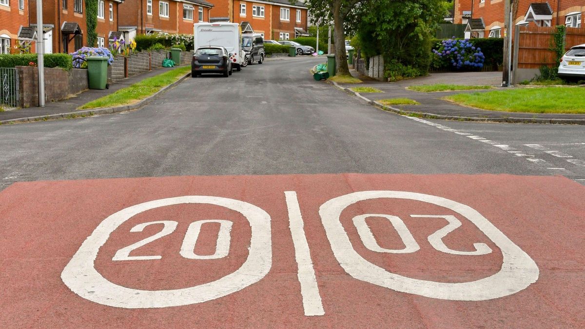 Ve Walesu smí auta ve městech a obcích nově jet nejvýše 32 km/h, úřady si slibují méně nehod i mrtvých